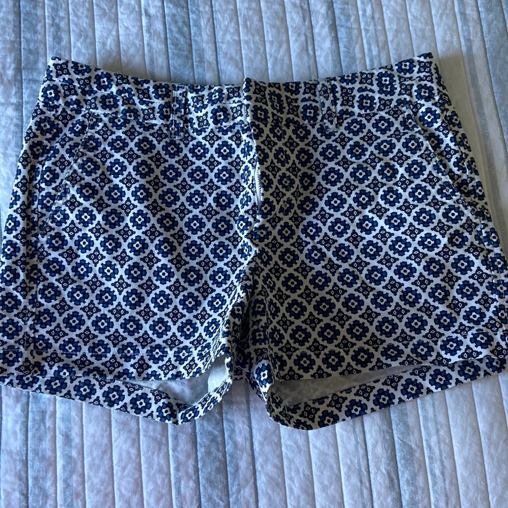 NWOT Gap size 2 pattern short
